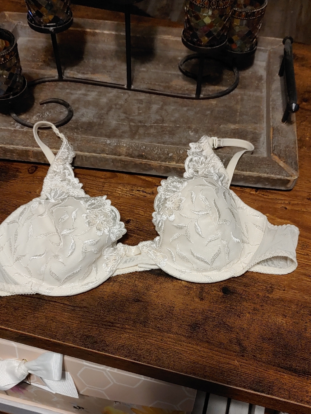 Feminine And Sexy 36B Light Beige Wonderbra Padded Underwire